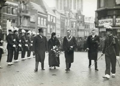 99435 Afbeelding van burgemeester mr.dr. G.A.W. ter Pelkwijk en zijn echtgenote bij aankomst bij het Stadhuis ...
